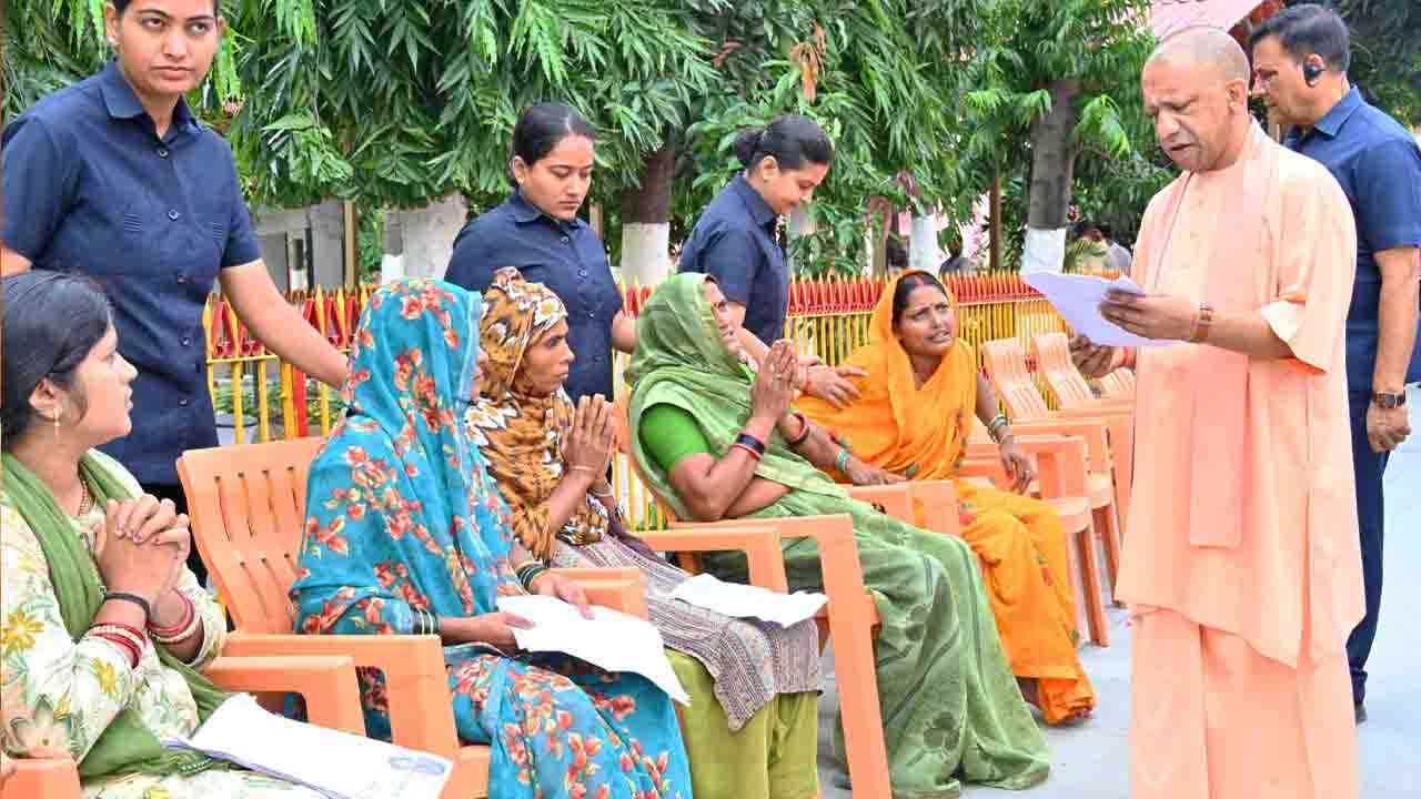 सीएम योगी ने 'जनता दर्शन' में पुलिस, आर्थिक सहायता, ज़मीनी विवाद और पारिवारिक मामलों से जुड़ी शिकायतें सुनीं