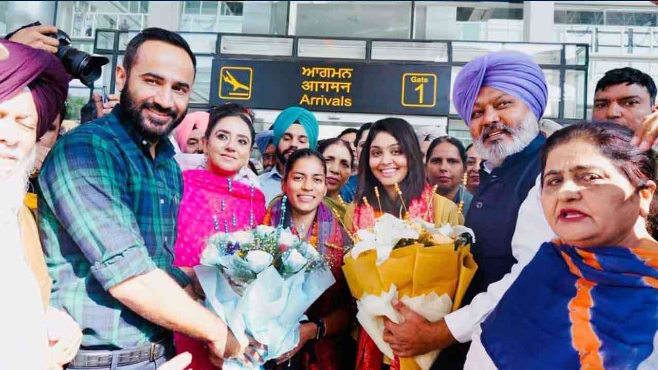 Amanjot kaur and Harleen deol Welcome at Mohali Airport, ਅਮਨਜੋਤ ਅਤੇ ਹਰਲੀਨ ਦਾ ਭਰਵਾਂ ਸਵਾਗਤ