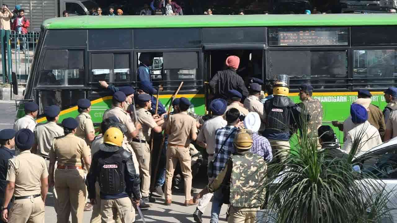Punjab University students protest || PU ਵਿੱਚ ਪੰਗਾ! || ਪ੍ਰਦਰਸ਼ਨਕਾਰੀ ਤੇ ਪੁਲਿਸ ਵਿਚਾਲੇ ਧੱਕਾਮੁੱਕੀ
