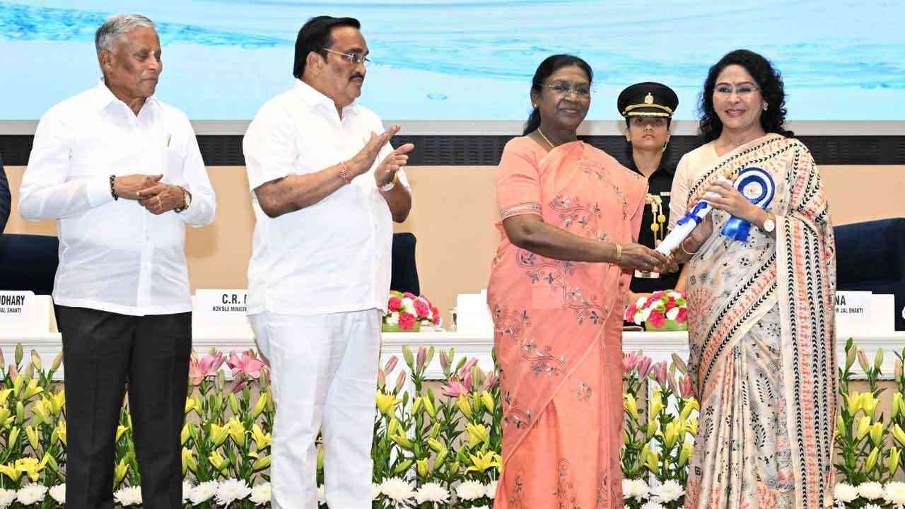 'जल संरक्षण' के लिए राष्ट्रपति द्रोपदी मुर्मू 'नगर निगम गोरखपुर' को दिल्ली में किया सम्मानित