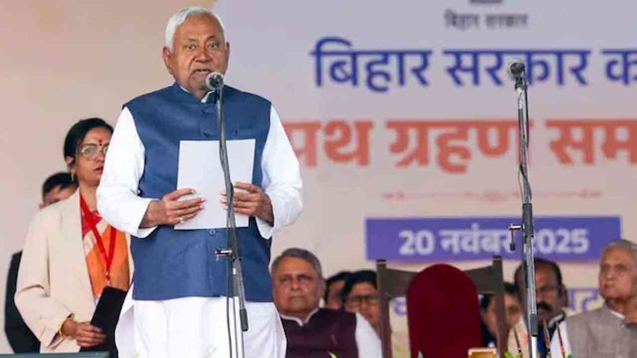 तीन महिला और एक मुसलमान मंत्री के साथ, नीतीश कुमार ने 10वीं बार ली शपथ