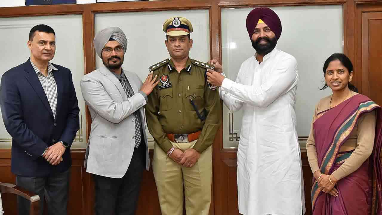 Bhullar Pins Stars on 6 Promoted Jail Officers, ਭੁੱਲਰ ਨੇ 6 ਜੇਲ੍ਹ ਅਧਿਕਾਰੀਆਂ ਦੇ ਸਟਾਰ ਲਗਾਏ