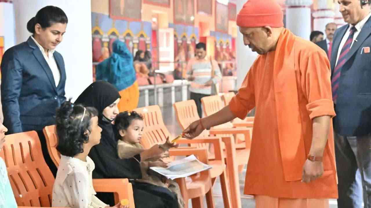 सीएम योगी आदित्यनाथ ने 'जनता दर्शन' में सुनीं 200 फ़रियादियों की शिकायत