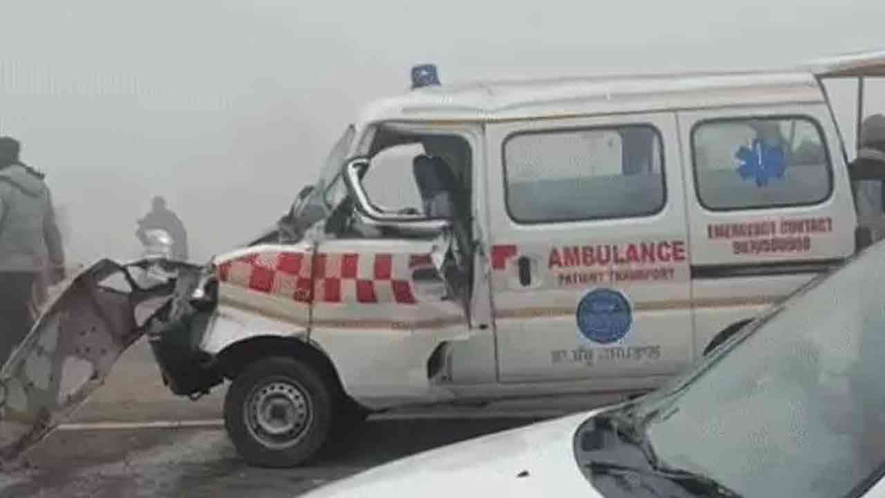 ਸੰਘਣੀ ਧੁੰਦ ਦਾ ਕਹਿਰ...ਨੈਸ਼ਨਲ ਹਾਈਵੇਅ 'ਤੇ ਟਰੱਕ ਨਾਲ ਟਕਰਾਈ ਐਂਬੂਲੈਂਸ