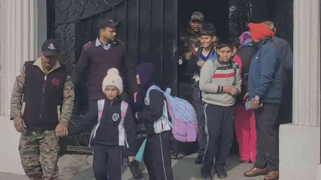 ਅੰਮ੍ਰਿਤਸਰ ਦੇ ਕੁਝ ਸਕੂਲਾਂ ਨੂੰ ਬੰਬ ਨਾਲ ਉਡਾਉਣ ਦੀ ਧਮਕੀ,ਪੁਲਿਸ ਵੱਲੋਂ ਜਾਂਚ ਜਾਰੀ