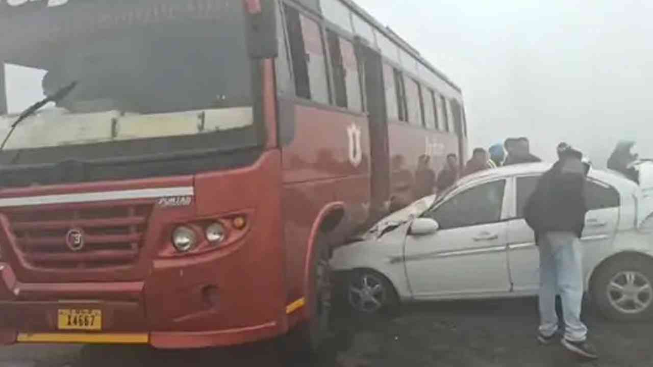 Bus ਨਾਲ ਟਕਰਾਈ ਕਾਰ, ਵੱਡੀ ਮਾਤਰਾ 'ਚ ਸ਼ਰਾਬ ਬਰਾਮਦ