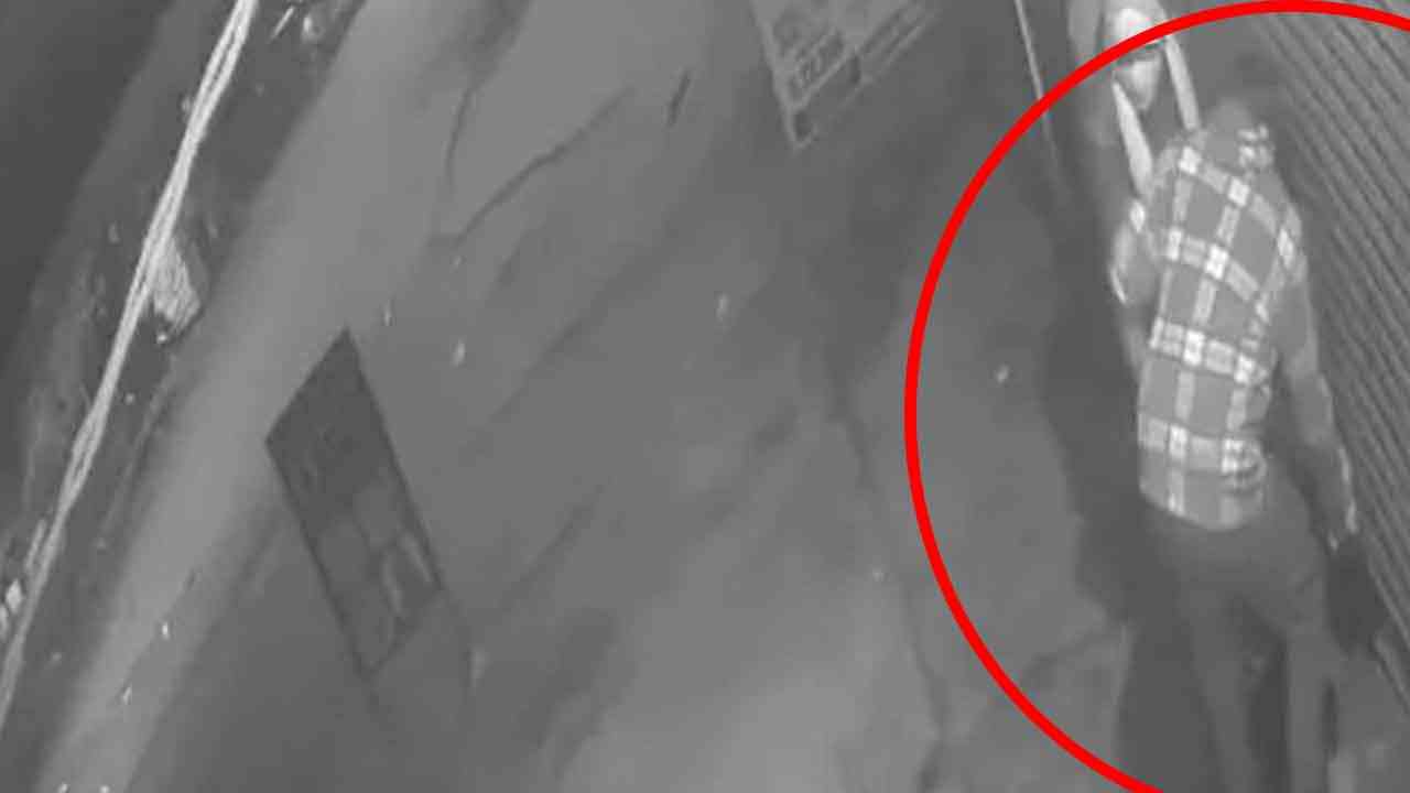 ਲੁੱਟ ਦੇ ਇਰਾਦੇ ਨਾਲ ਉਖਾੜਿਆ ਦੁਕਾਨ ਦਾ ਸ਼ਟਰ ,CCTV ਫੁਟੇਜ ਆਈ ਸਾਹਮਣੇ