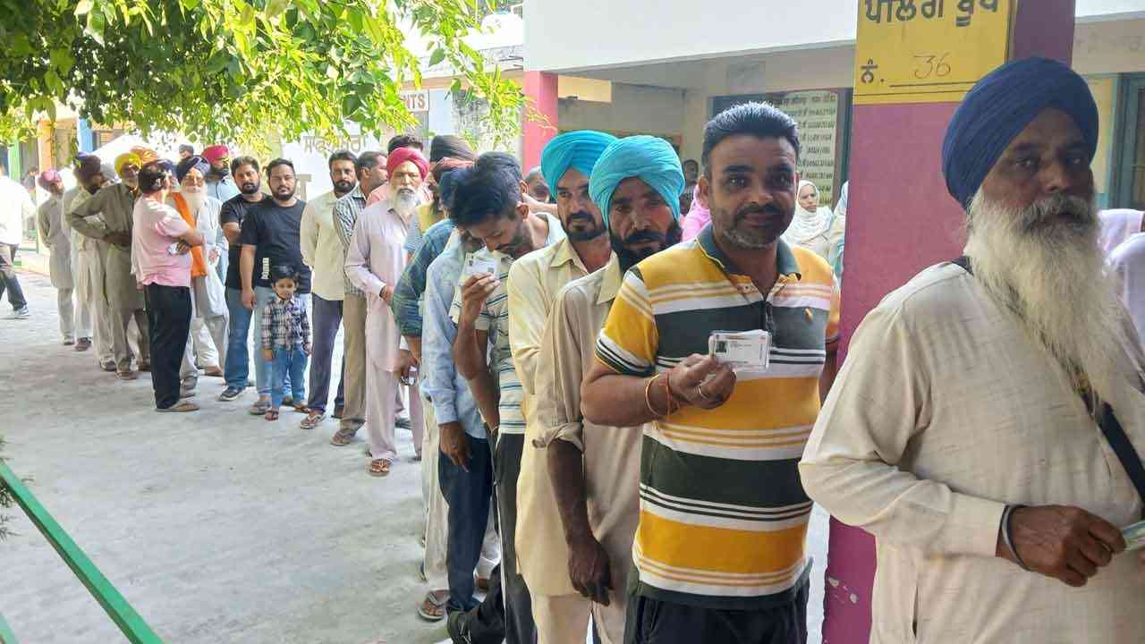 Election ਨੂੰ ਲੈ ਕੇ District Magistrate ਦੇ ਹੁਕਮ, Weapons ਰੱਖਣ ਵਾਲਿਆਂ ਨੂੰ Instructions