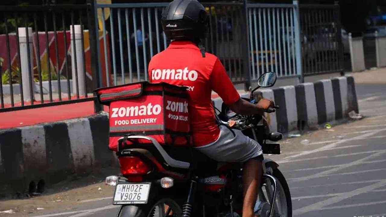 नए साल के जश्न के बीच 'ऐप बंद': डिलीवरी वर्कर्स की बड़ी हड़ताल