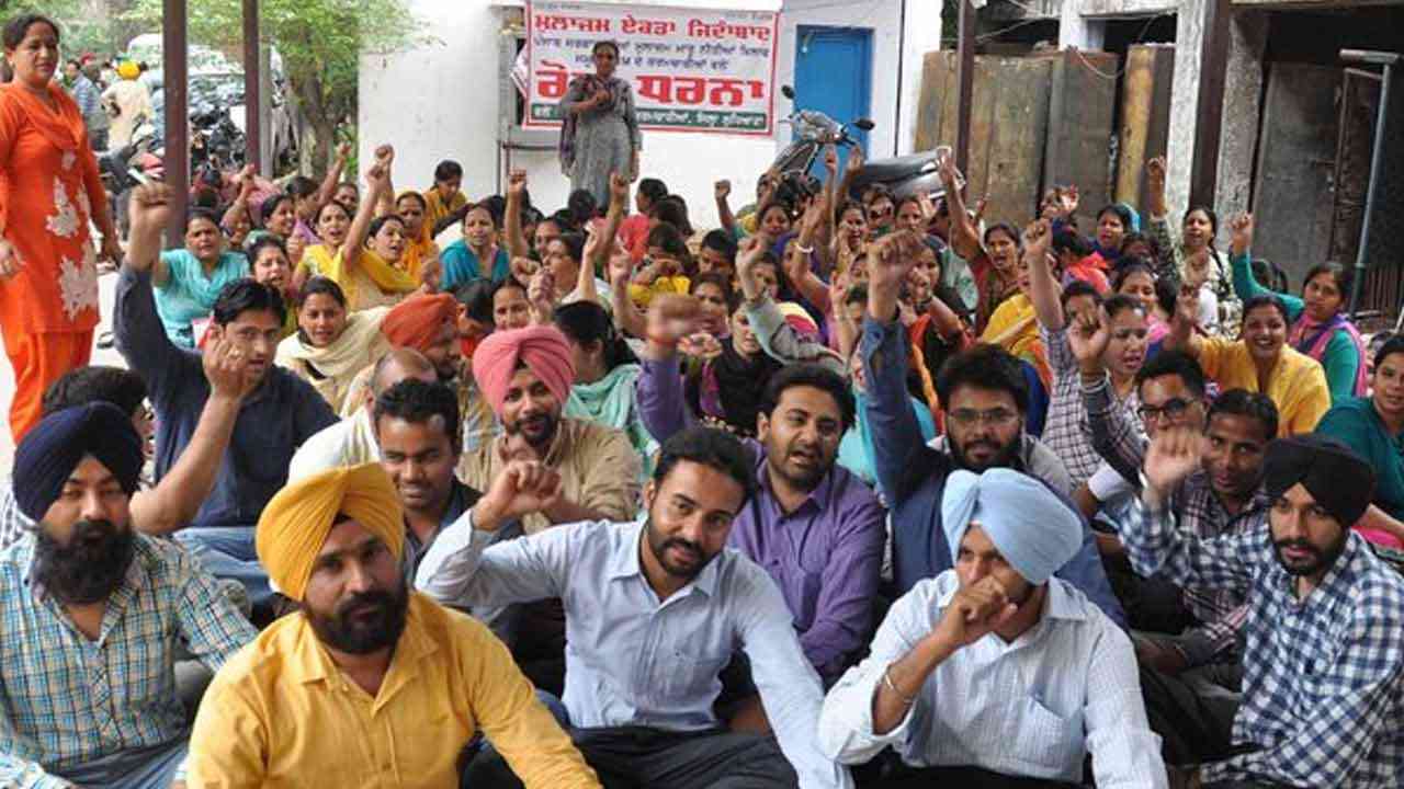 NHM Workers Protest Over Unpaid Salaries || ਤਨਖਾਹ ਨਾ ਮਿਲਣ 'ਤੇ ਭੜਕੇ ਮੁਲਾਜ਼ਮ