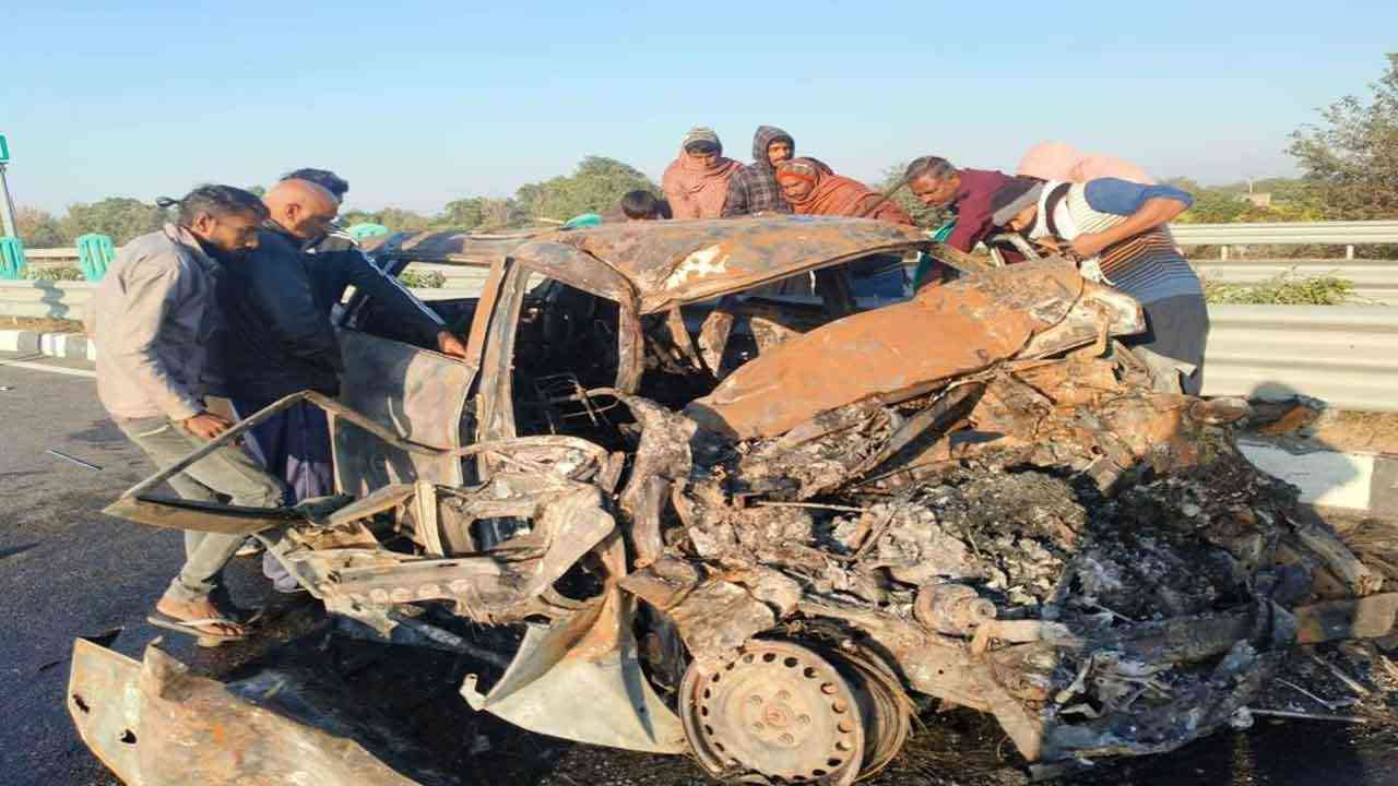 Highway 'ਤੇ ਰੂਹ ਕੰਬਾਊ ਹਾਦਸਾ, ਕਾਰ 'ਚ ਸੜੇ 3 ਜਿੰਦਾ ਲੋਕ
