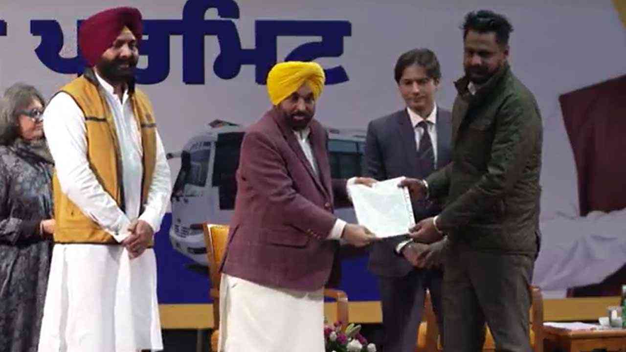 ਮੁੱਖ ਮੰਤਰੀ ਭਗਵੰਤ ਮਾਨ ਨੇ ਮਿੰਨੀ ਬੱਸਾਂ ਦੇ ਨੌਜਵਾਨਾਂ ਨੂੰ ਵੰਡੇ ਪਰਮਿਟ