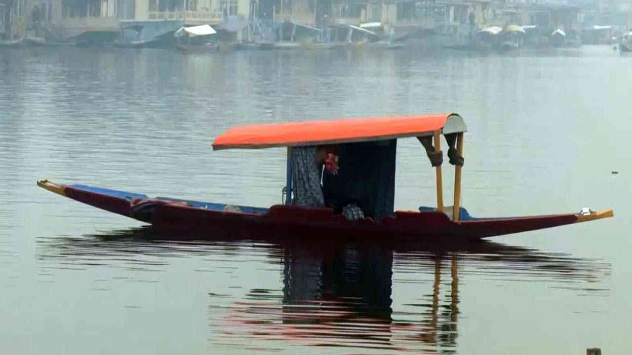 ਕਸ਼ਮੀਰ ਘਾਟੀ ‘ਚ ਕੜਾਕੇ ਦੀ ਠੰਢ, ਡਲ ਝੀਲ ਦਾ ਖੂਬਸੂਰਤ ਨਜ਼ਾਰਾ