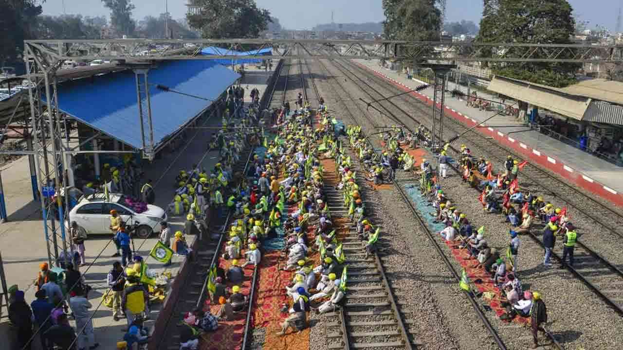 Farmers to block trains in Punjab today || ਟ੍ਰੇਨਾਂ ਰੋਕਣ ਤੋਂ ਪਹਿਲਾਂ ਪੁਲਿਸ ਦਾ ਕਿਸਾਨਾਂ 'ਤੇ ACTION