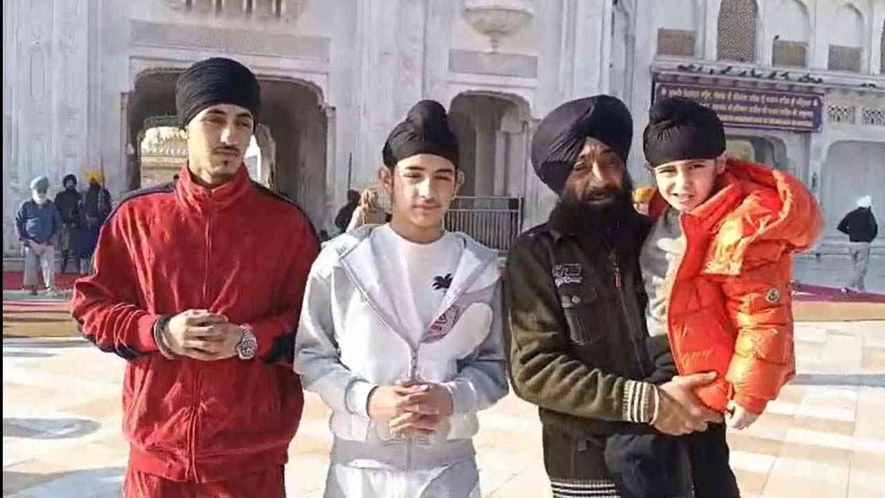 ਪੰਜਾਬੀ ਗਾਇਕ ਗਿੱਪੀ ਗਰੇਵਾਲ ਦੇ ਪਰਿਵਾਰ ਨੇ ਸ੍ਰੀ ਦਰਬਾਰ ਸਾਹਿਬ ਟੇਕਿਆ ਮੱਥਾ