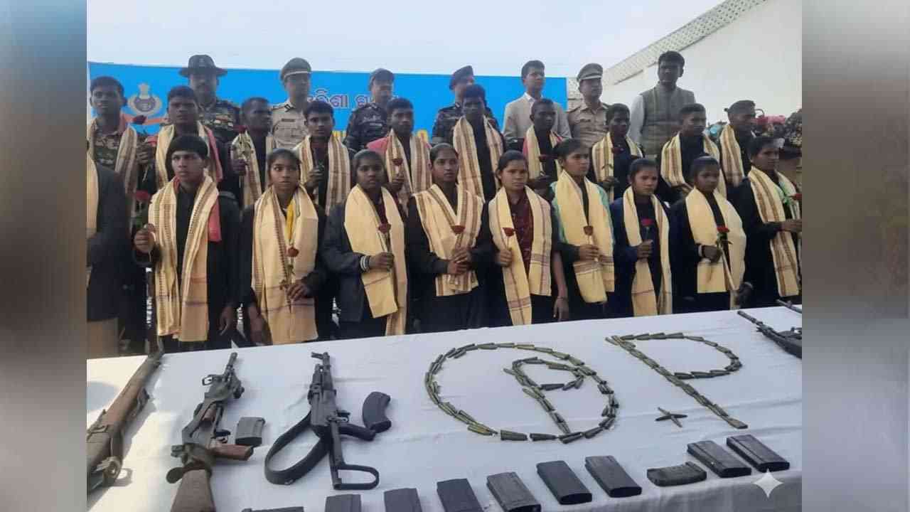 ओडिशा: 22 नक्सलियों ने डाले हथियार, "हिंसा छोड़ें, सरकार पुनर्वास के लिए तैयार"
