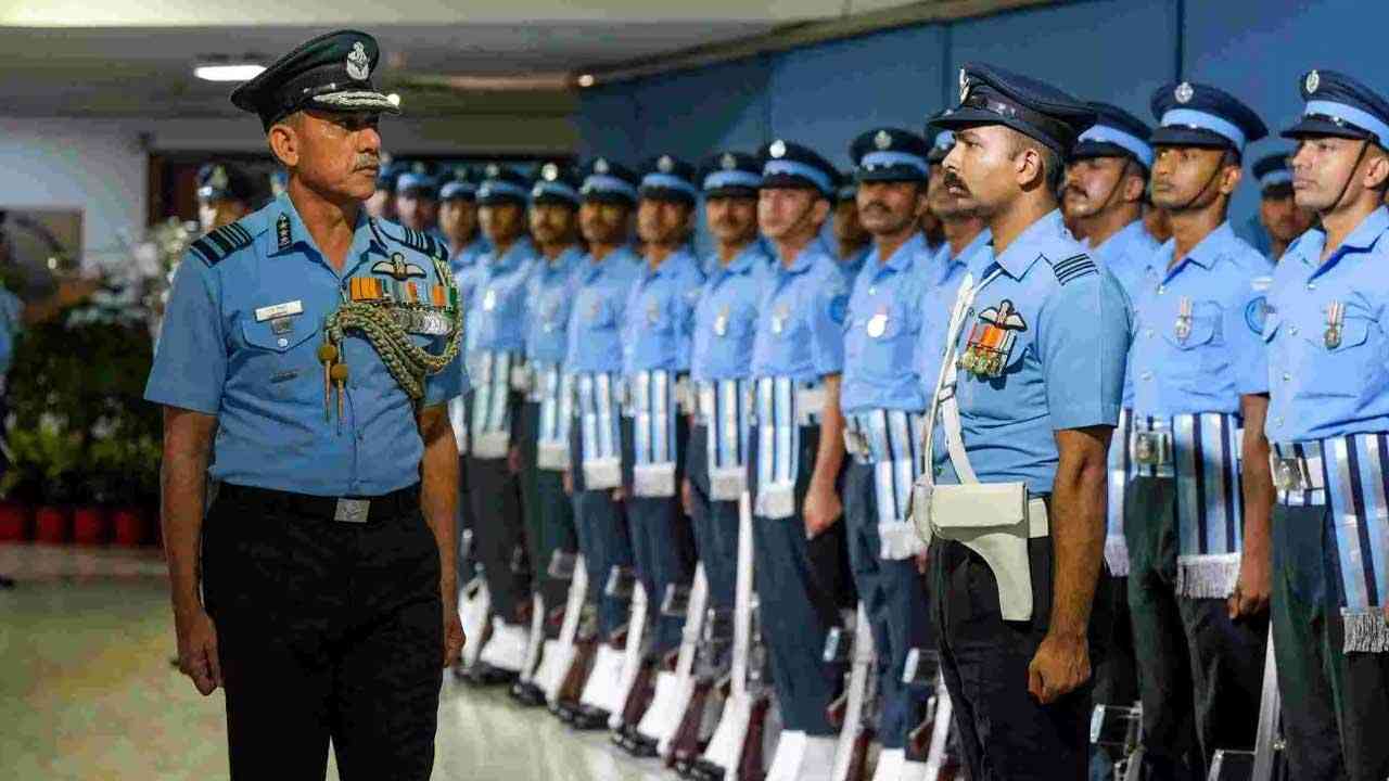 सेवानिवृत्ति से पूर्व नेशनल वॉर मेमोरियल पहुंचे एयर मार्शल नर्मदेश्वर तिवारी, शहीदों को दी भावभीनी श्रद्धांजलि