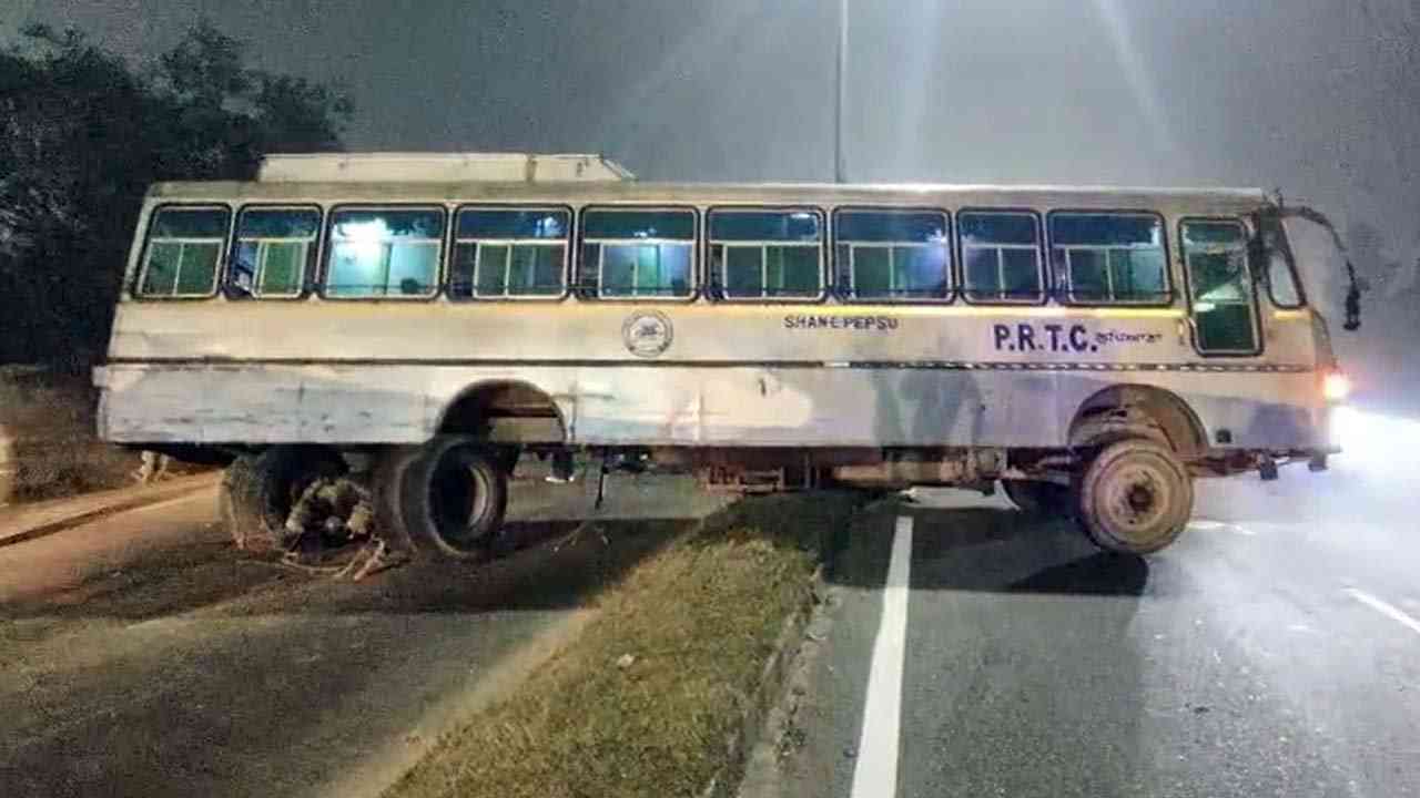 Jalandhar 'ਚ ਚੱਲਦੀ ਬੱਸ ਦੇ ਨਿਕਲੇ ਟਾਇਰ, ਲੱਗਿਆ ਵੱਡਾ ਜਾਮ