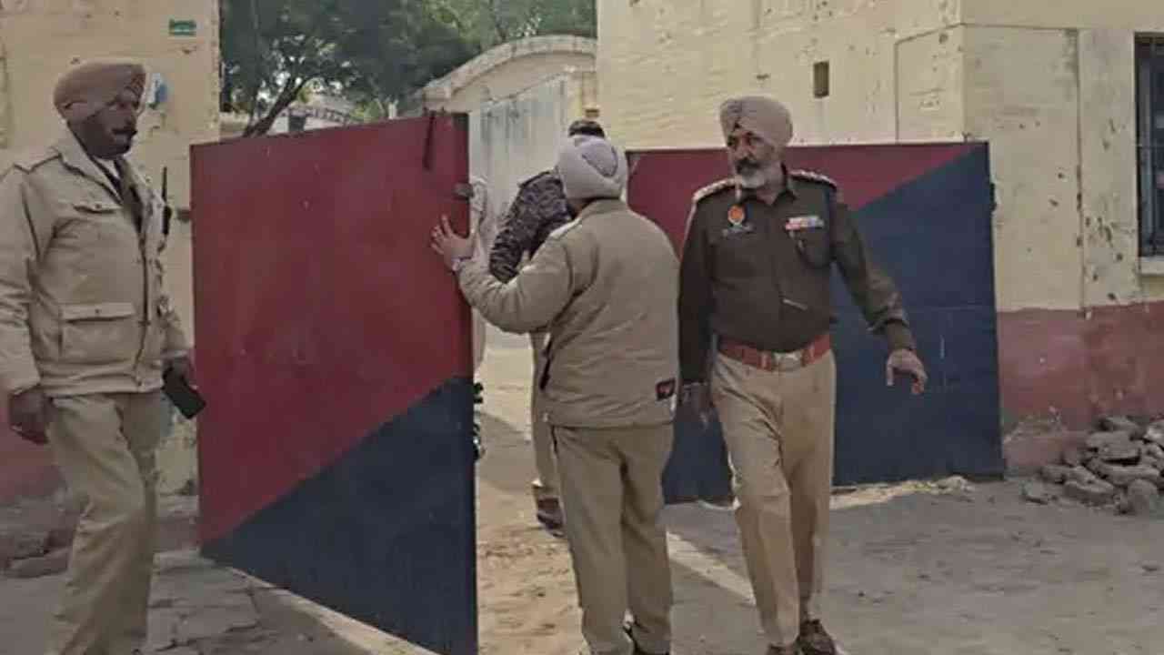 DSP ਤੇ 30 ਅਧਿਕਾਰੀਆਂ ਵੱਲੋਂ ਫਾਜ਼ਿਲਕਾ ਸਬ-ਜੇਲ 'ਚ ਅਚਨਚੇਤ ਚੈਕਿੰਗ !