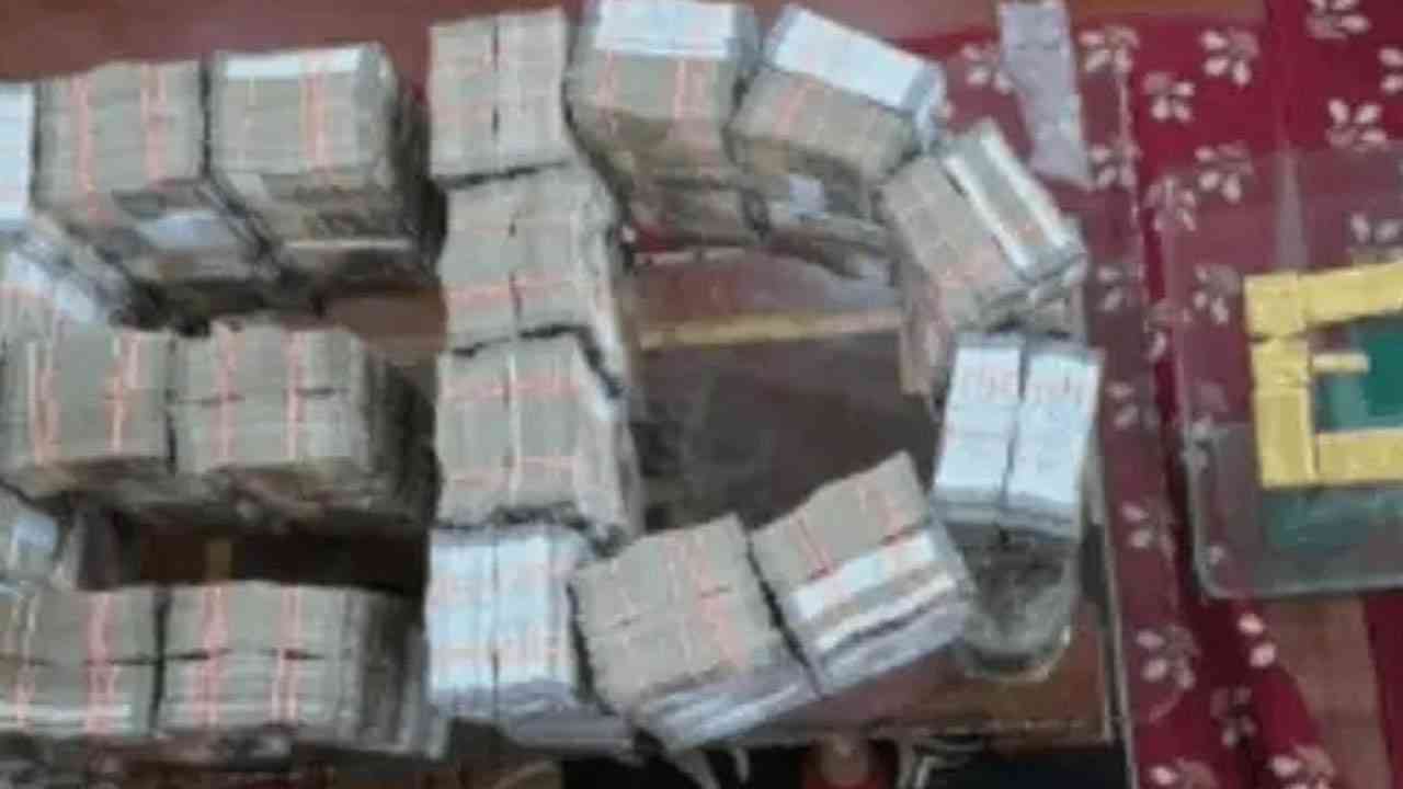 ED ਨੇ 13 ਥਾਵਾਂ 'ਤੇ ਕੀਤੀ ਰੇਡ, ਨਕਦੀ ਤੇ ਕਈ ਕਿਲੋ ਸੋਨਾ ਬਰਾਮਦ....