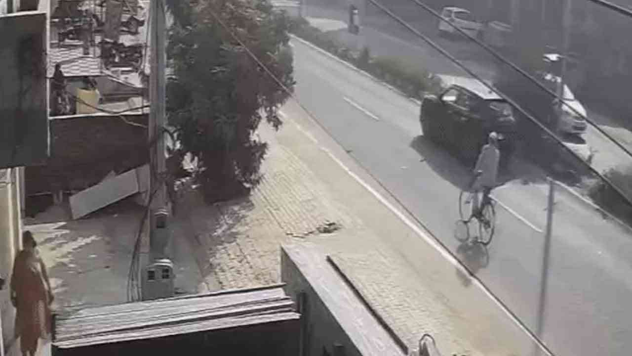 ਵਾਹਨ ਦੀ ਟੱਕਰ ਨਾਲ ਬਜ਼ੁਰਗ ਦੀ ਮੌਤ, CCTV 'ਚ ਕੈਦ ਭਿਆਨਕ ਤਸਵੀਰਾਂ