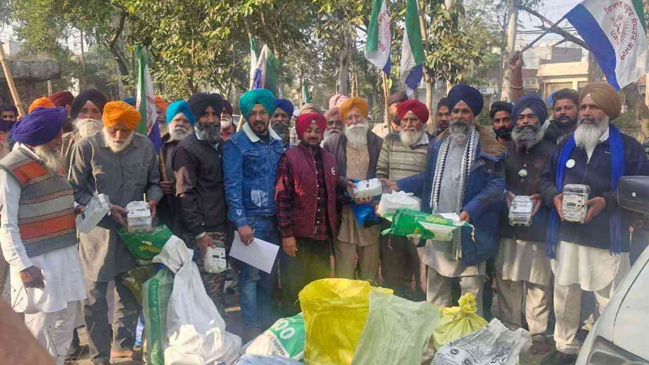 ਪੰਜਾਬ ਭਰ 'ਚ ਹਜ਼ਾਰਾਂ ਖਪਤਕਾਰਾਂ ਨੇ ਪ੍ਰੀਪੇਡ ਮੀਟਰ ਬਿਜਲੀ ਦਫਤਰਾਂ ਵਿੱਚ ਕਰਵਾਏ ਜਮ੍ਹਾ-ਪੰਧੇਰ