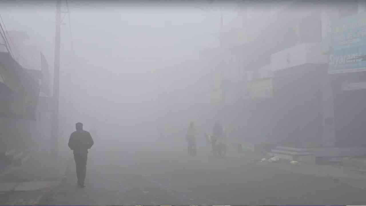 Dense fog engulfs Punjab: ਸੰਘਣੀ ਧੁੰਦ ਨੇ ਘਟਾਈ ਵਾਹਨਾਂ ਦੀ ਰਫ਼ਤਾਰ