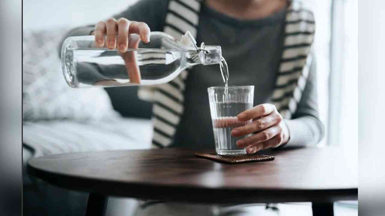 ਠੰਢ ‘ਚ ਸਹੀ ਮਾਤਰਾ ‘ਚ ਪਾਣੀ ਪੀਣਾ ਕਿਉਂ ਹੈ ਜ਼ਰੂਰੀ?