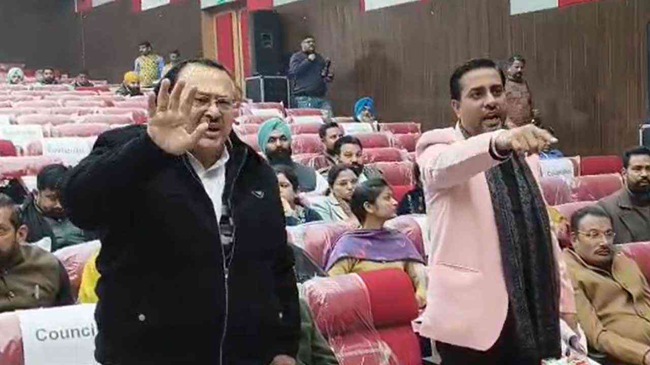 Ludhiana Municipal Corporation: ਨਗਰ ਨਿਗਮ ਹਾਊਸ 'ਚ ਹੰਗਾਮੀ ਬੈਠਕ, ਸੱਤਾਧਾਰੀ ਤੇ ਵਿਰੋਧੀ ਕੌਂਸਲਰ ਭਿੜੇ
