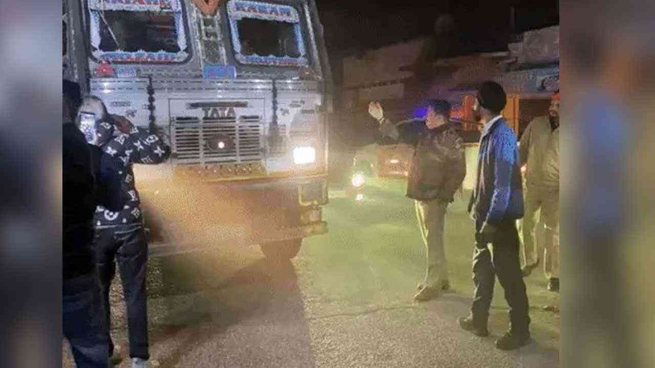 ਨਸ਼ੇ 'ਚ ਧੁੱਤ ਟਰੱਕ ਡਰਾਇਵਰ  ਨੇ ਕਾਰ ਨੂੰ ਮਾਰੀ ਟੱਕਰ ...