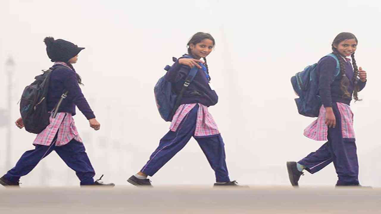 यूपी में सर्दी का 'रेड अलर्ट': लखनऊ में बदला स्कूलों का समय, सुबह 9 बजे से खुलेंगे विद्यालय