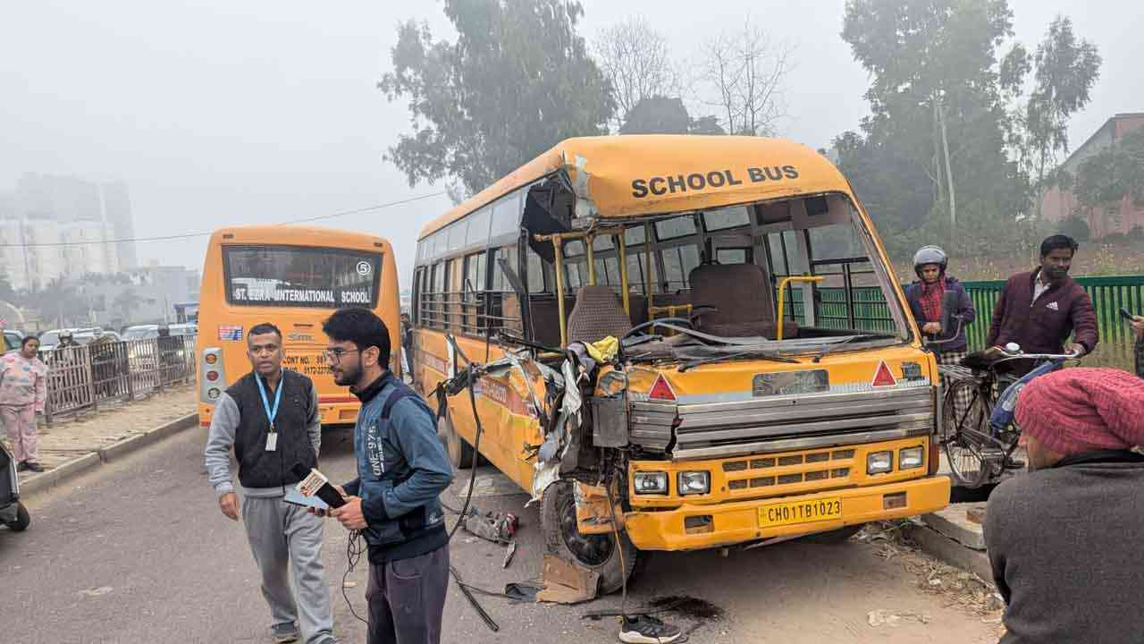 Kharar School buses collide: ਧੁੰਦ ਕਰਕੇ ਹੋ ਗਿਆ ਨੁਕਸਾਨ, 2 ਸਕੂਲ ਬੱਸਾਂ ਦੀ ਆਹਮੋ-ਸਾਹਮਣੀ ਟੱਕਰ !