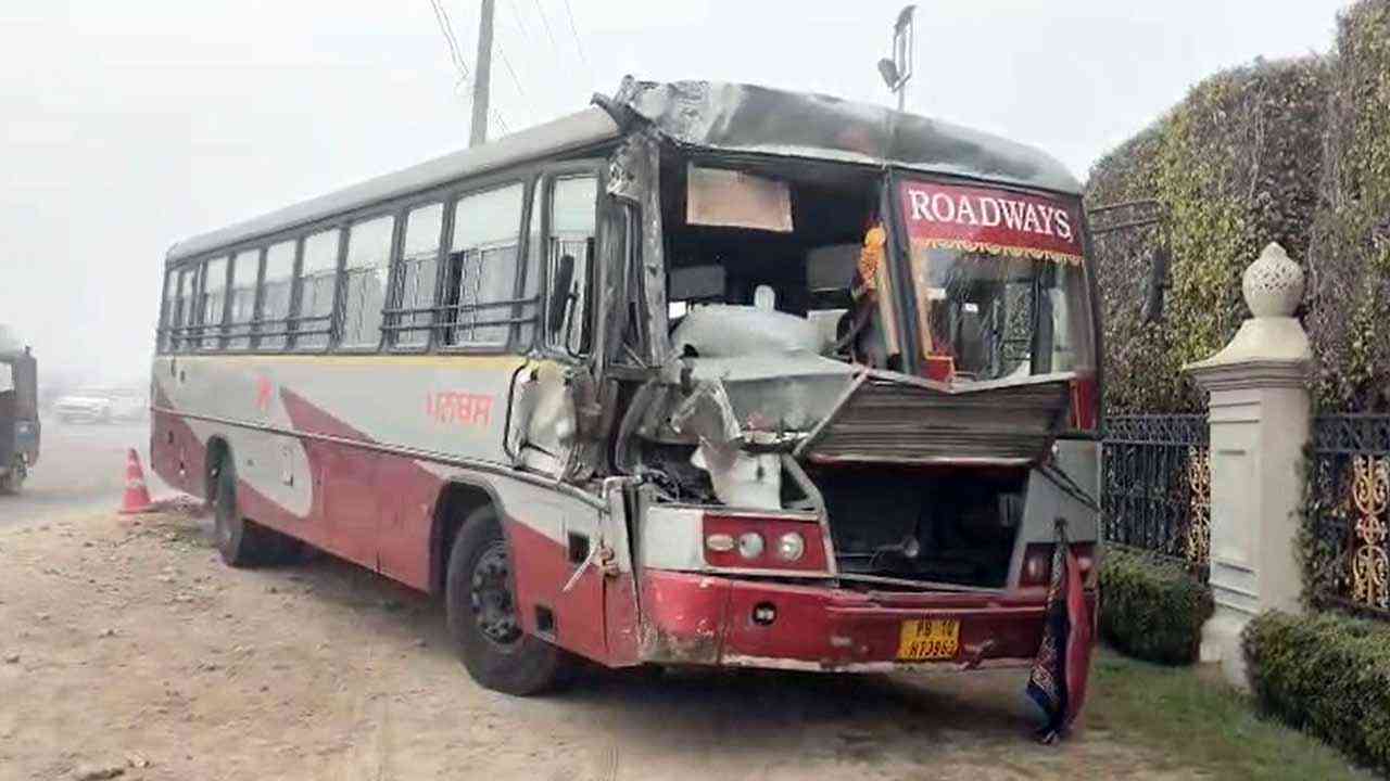 Jalandhar Accident: ਸਰਕਾਰੀ ਬੱਸ ਤੇ ਟਿੱਪਰ ਵਿਚਾਲੇ ਟੱਕਰ, ਡਰਾਇਵਰ ਜ਼ਖਮੀ