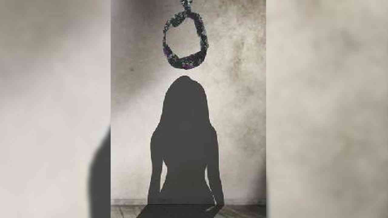 Girl Suicide... ਪ੍ਰੇਮੀ ਤੋਂ ਪਰੇਸ਼ਾਨ ਕੁੜੀ ਨੇ ਲਿਆ ਫਾਹਾ, ਅਸ਼ਲੀਲ ਤਸਵੀਰਾਂ Viral ਕਰਨ ਦੀਆਂ ਦੇ ਰਿਹਾ ਸੀ ਧਮਕੀਆਂ