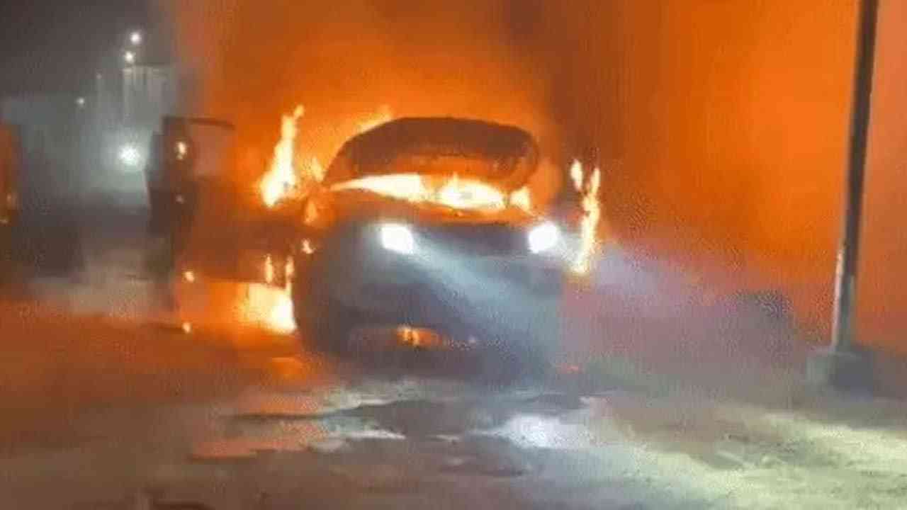 ਚੱਲਦੀ Car ਬਣੀ ਅੱਗ ਦਾ ਗੋਲਾ ..