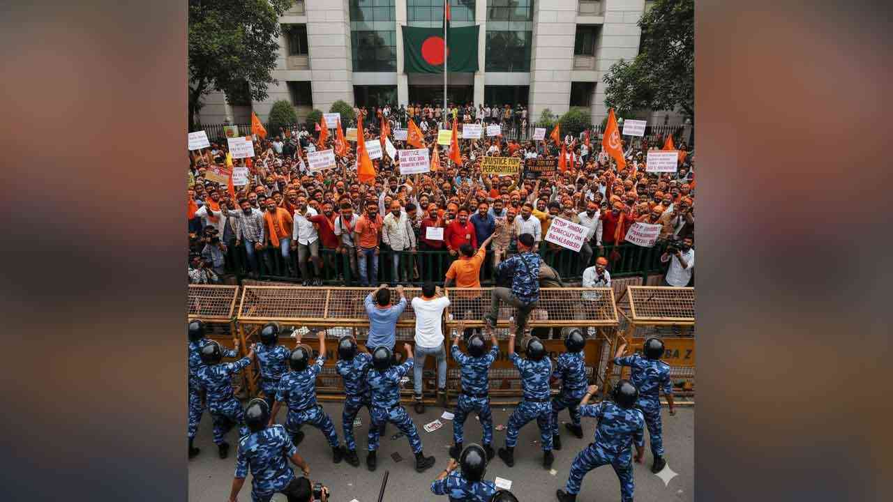 बांग्लादेश उच्चायोग के बाहर हिन्दू संगठनों का भारी प्रदर्शन, दीपू चंद्र दास की हत्या पर फूटा ग़ुस्सा
