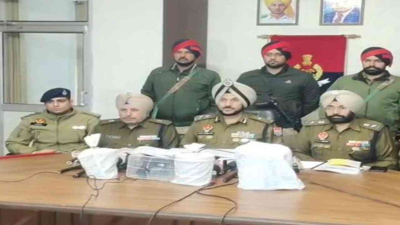 Amritsar 'ਚ ਸਰਹੱਦ ਪਾਰ ਡਰੱਗ ਤਸਕਰੀ ਦਾ ਪਰਦਾਫਾਸ਼! ਜਾਣੋ ਕੀ-ਕੀ ਹੋਇਆ ਬਰਾਮਦ ?
