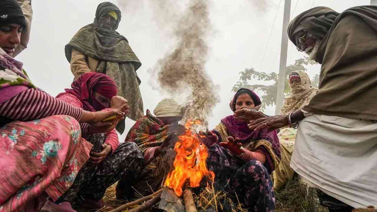 यूपी में कोहरे का 'रेड अलर्ट': अगले 48 घंटे भारी, 'अत्यधिक घने कोहरे' की चेतावनी