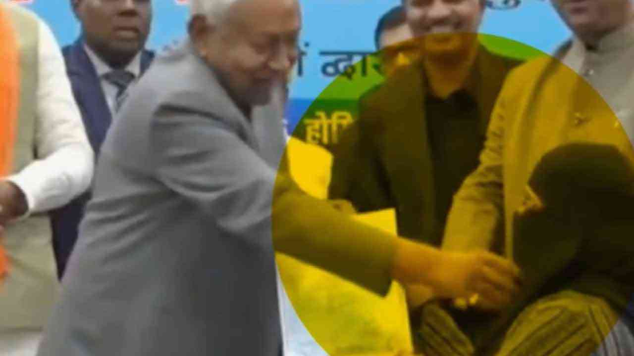 आयुष डॉक्टर का हिजाब खींचने पर चौतरफ़ा हो रही है नीतीश कुमार की फ़ज़ीहत!