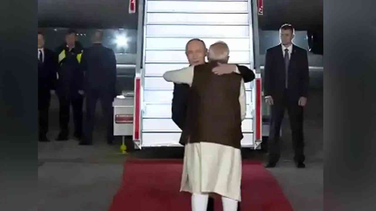 Russian President Putin ਤੇ PM Modi Meeting... ਜੱਫੀ ਪਾ ਕੇ ਮਿਲੇ Powerfull ਆਗੂ