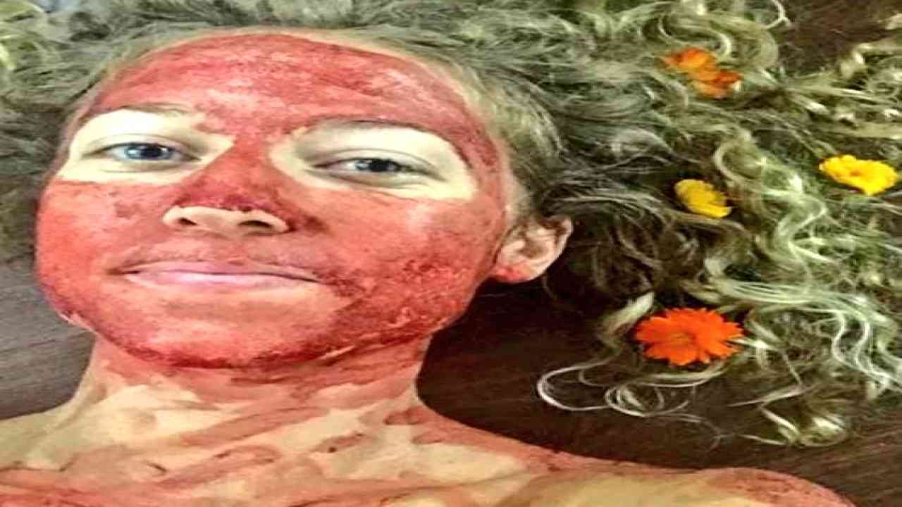'मेंस्ट्रुअल मास्किंग' ट्रेंड: क्या 'पीरियड ब्लड' से सच में आती है चेहरे पर चमक?