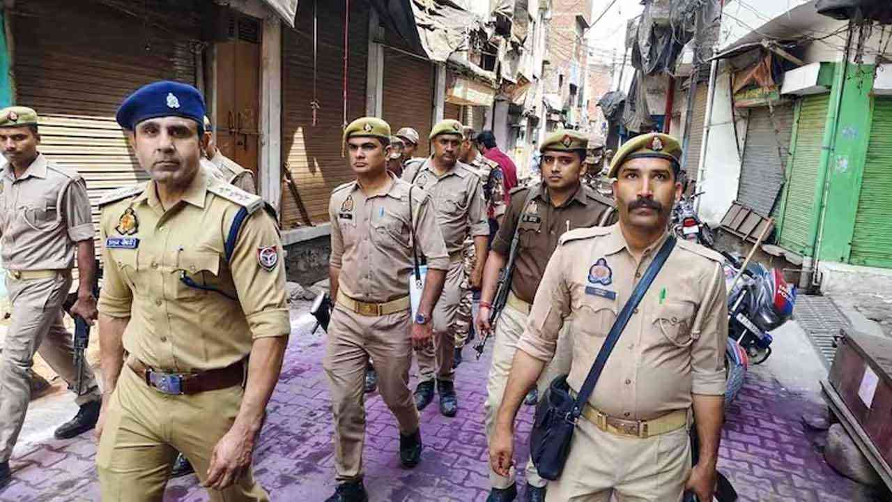 संभल हिंसा: ASP अनुज चौधरी समेत पुलिसकर्मियों पर FIR का आदेश
