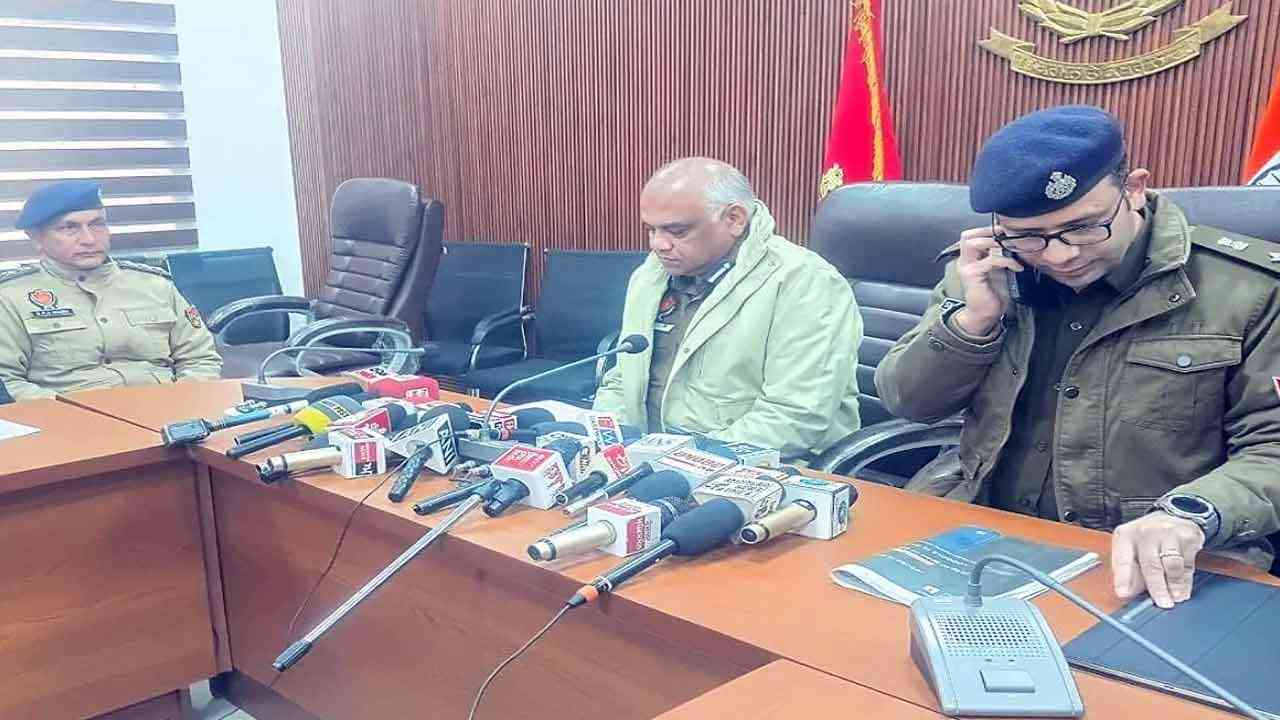 Amritsar: ਅੰਮ੍ਰਿਤਸਰ 'ਚ ਹਥਿਆਰ-ਹੈਰੋਇਨ ਤਸਕਰੀ ਗਿਰੋਹ ਦਾ ਪਰਦਾਫਾਸ਼, ਇੱਕ ਔਰਤ ਸਮੇਤ ਤਿੰਨ ਕਾਬੂ