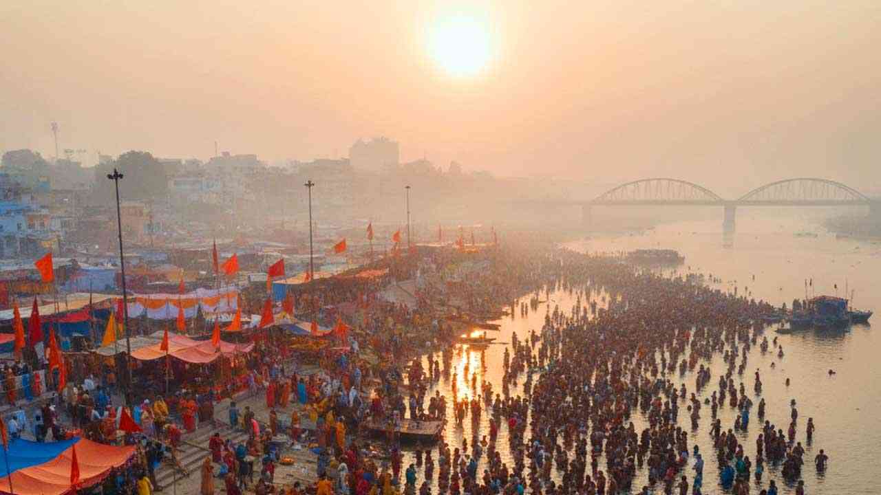 प्रयागराज: माघ मेले में षटतिला एकादशी का पुण्य स्नान, संगम पर उमड़ी भीड़