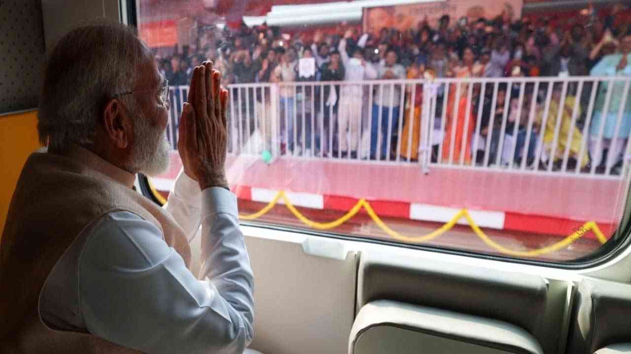 मालदा से पीएम मोदी का शंखनाद: "घुसपैठिए छीन रहे ग़रीबों का हक़, बंगाल में 'असली परिवर्तन' का समय"