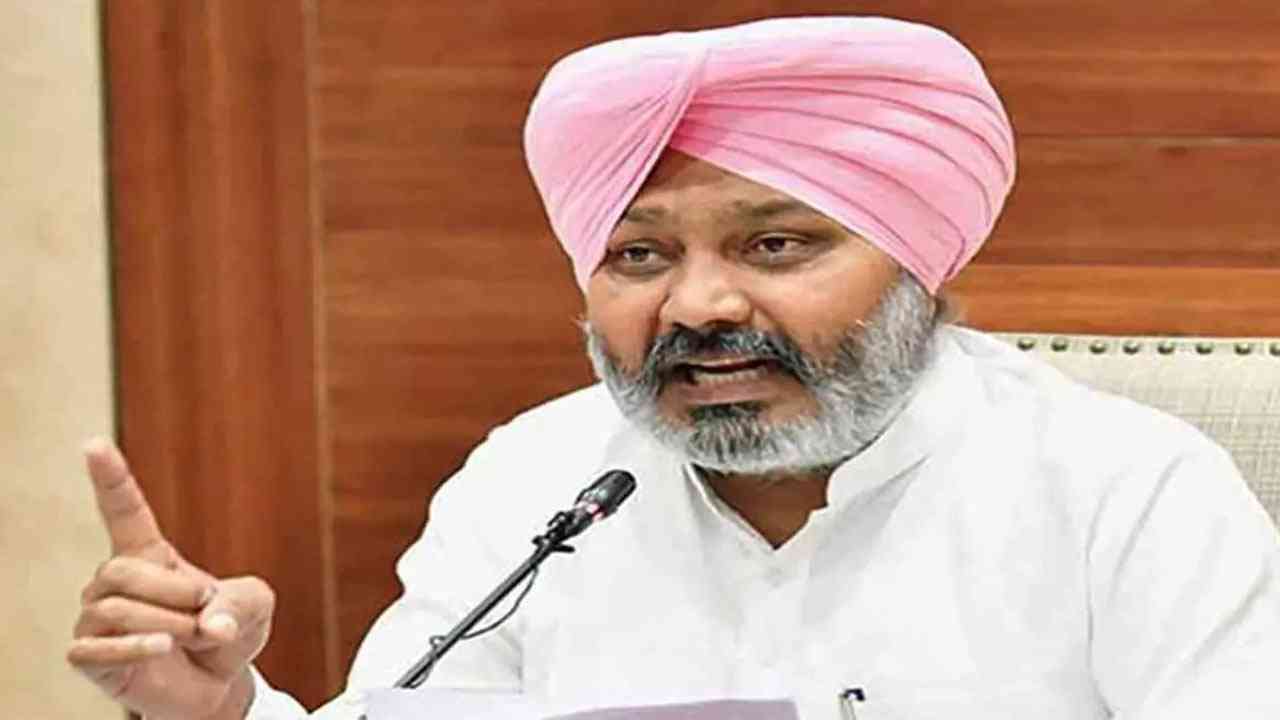 ਜਾਣੋ ਕਿਉਂ ਸਸਪੈਂਡ ਕੀਤੇ ਗਏ 4 ਸਰਕਾਰੀ ਮੁਲਾਜ਼ਮ ? ਵਿੱਤ ਮੰਤਰੀ ਨੇ ਦਿੱਤੀ ਜਾਣਕਾਰੀ