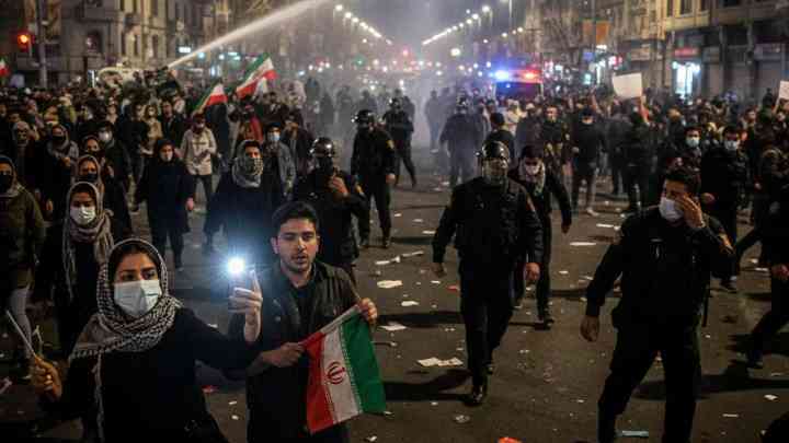 ईरान संकट: मुद्रा पतन से उपजी विरोध की आग, 500 से ज़्यादा मौतें और ट्रंप का 'टैरिफ़ वार'