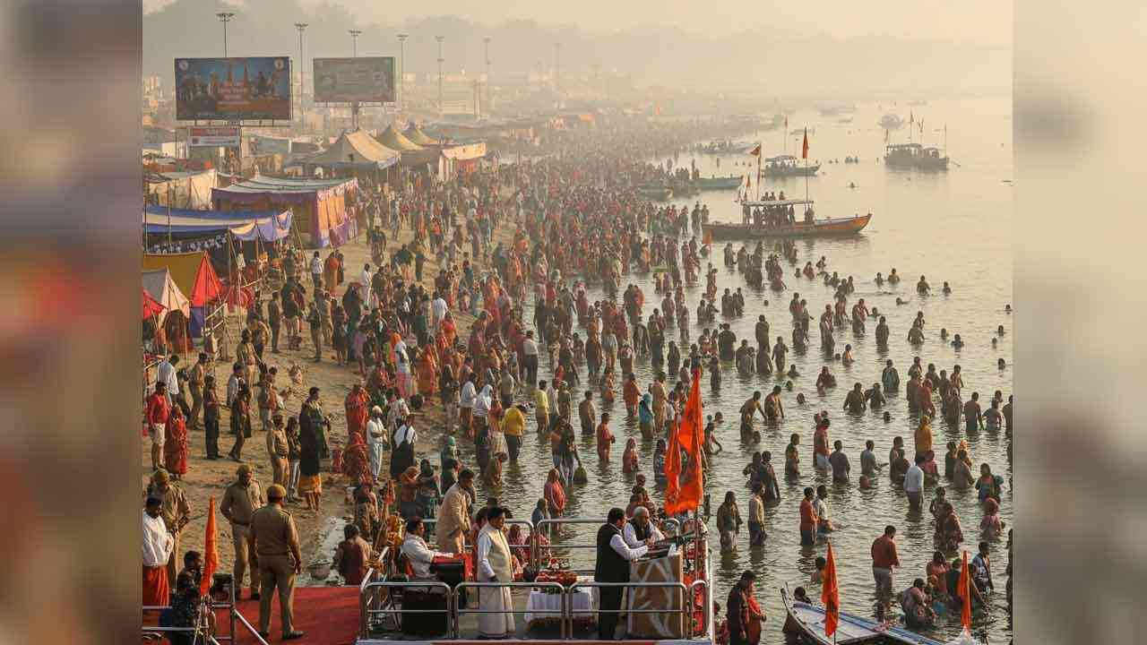 प्रयागराज माघ मेला 2026: पौष पूर्णिमा के पावन स्नान का आग़ाज़, श्रद्धालुओं ने लगाई आस्था की डुबकी