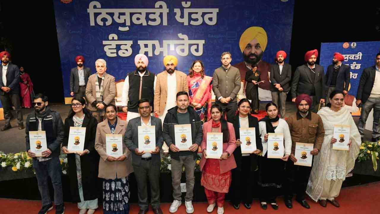CM hands over appointment letters: ਪੰਜਾਬ ਸਰਕਾਰ ਦੀ ਰੁਜ਼ਗਾਰ ਕ੍ਰਾਂਤੀ, CM ਨੇ ਵੰਡੇ ਨਿਯੁਕਤੀ ਪੱਤਰ