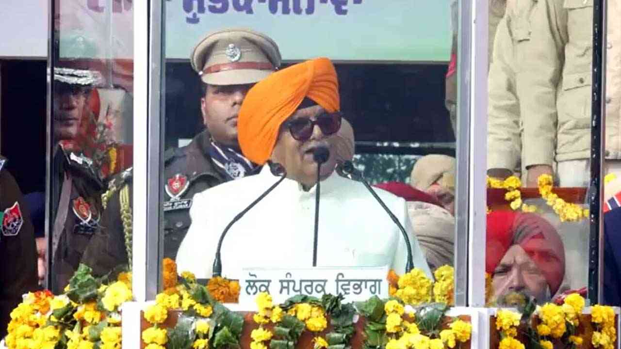 ਫਾਜ਼ਿਲਕਾ 'ਚ ਸ਼ਾਨਦਾਰ ਗਣਤੰਤਰ ਦਿਹਾੜਾ ਸਮਾਗਮ: ਰਾਜਪਾਲ ਗੁਲਾਬ ਚੰਦ ਕਟਾਰੀਆ ਨੇ ਤਿਰੰਗਾ ਲਹਿਰਾਇਆ, ਨਸ਼ਾ ਵਿਰੋਧੀ ਮਾਰਚ ਦਾ ਐਲਾਨ